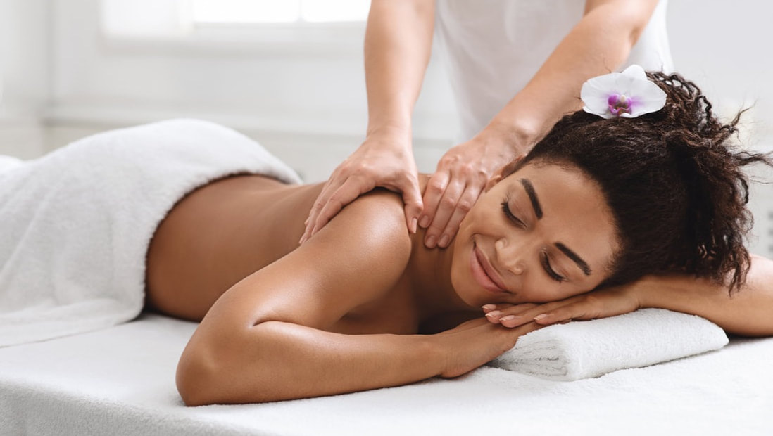 woman receiving swedish deep tissue massage